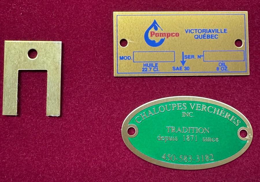 Plaques en laiton fabriquées par Décorama Métal