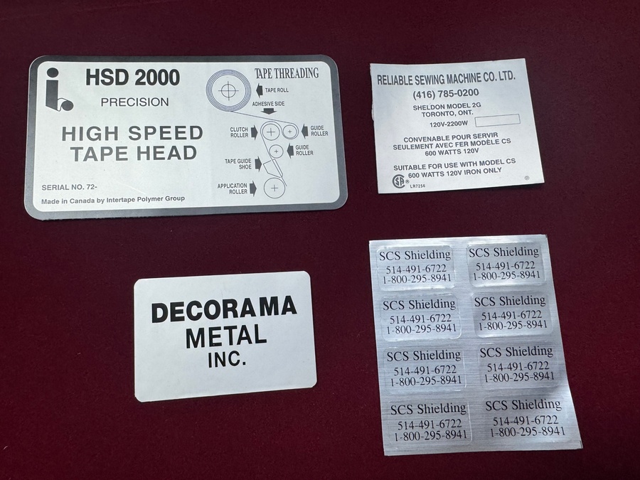 Étiquettes en Mylar et Compucal fabriquées par Décorama Métal