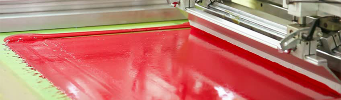 Sérigraphie rouge en cours de fabrication chez Décorama Métal